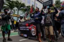 Seorang sopir angkutan umum tewas mengenaskan setelah kendaraannya dibakar oleh kelompok bersenjata OPM di jalur Wamena-Mbua.