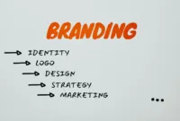 Dua profesional mendiskusikan strategi brand partnership untuk pemasaran digital