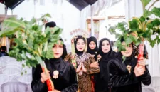 Massa aksi menanam salib di depan Kantor Bupati Merauke sebagai simbol duka atas hilangnya tanah ulayat.