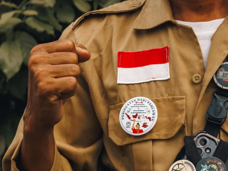 Masa Tanggap Darurat Bencana — Petugas meninjau lokasi pascakebakaran di kawasan Dok V, Distrik Jayapura Utara, Kota Jayapura.