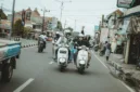 Angga Kurniawan, sopir travel rute Surabaya Bali, menikmati perjalanannya di tengah padatnya rute antarprovinsi.