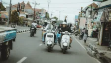 Angga Kurniawan, sopir travel rute Surabaya Bali, menikmati perjalanannya di tengah padatnya rute antarprovinsi.