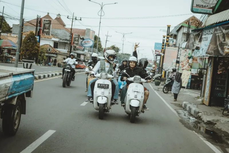 Pengalaman Sopir Travel — Sopir travel rute Surabaya Bali mengemudi di jalan raya