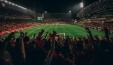 Persija Jakarta dijatuhi sanksi larangan dua pertandingan kandang akibat insiden keamanan saat melawan Persib Bandung.