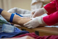 donor darah — Petugas PMI Kota Jayapura melakukan sosialisasi untuk meningkatkan kesadaran warga agar rutin mendonorkan darah.