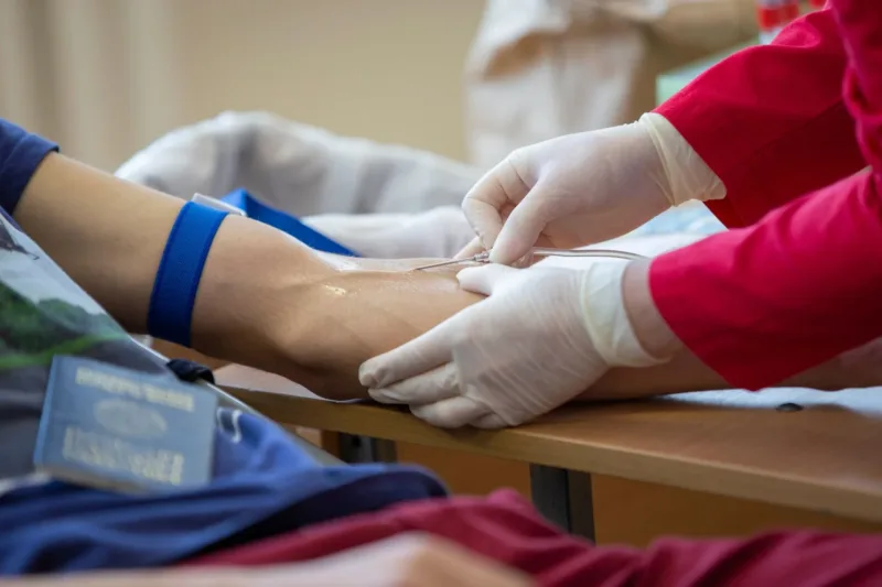 donor darah — Petugas PMI Kota Jayapura melakukan sosialisasi untuk meningkatkan kesadaran warga agar rutin mendonorkan darah.