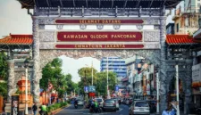 Polisi bersama tokoh masyarakat berupaya melacak warga yang disandera KKB di Mimika.
