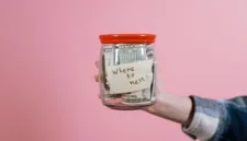 Merencanakan anggaran dengan matang adalah kunci utama liburan akhir tahun yang hemat.