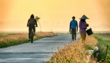 Pengerjaan proyek Jalan Lingkungan di Desa Karangsatu, Kabupaten Bekasi, baru dilaksanakan pada malam hari dan memicu sorotan publik.