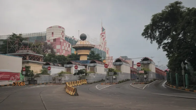 Ratusan lulusan Fakultas Hukum Unissula Semarang dalam acara pelepasan sarjana berfokus internasionalisasi.