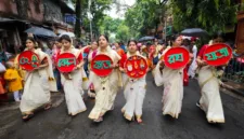 Lembaga penyelenggara pemilu menetapkan nama dan simbol baru bagi faksi-faksi Partai Trinamool yang bersaing.