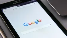 Menanggapi ulasan positif secara strategis membantu membangun hubungan jangka panjang dengan pelanggan.