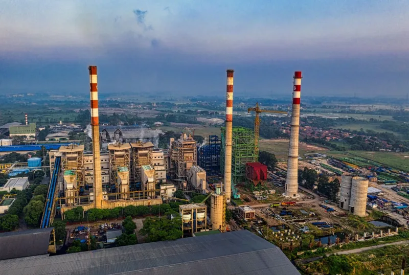 lifting migas — Pipa penyaluran minyak dan gas bumi di area fasilitas pengolahan sektor hulu migas