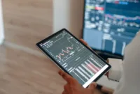 kedaulatan data — Ilustrasi keamanan data digital dan komputasi awan di lingkungan perusahaan Indonesia