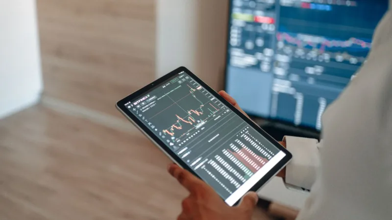 kedaulatan data — Ilustrasi keamanan data digital dan komputasi awan di lingkungan perusahaan Indonesia