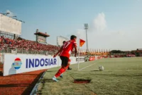 Jersey ketiga Timnas Indonesia berwarna biru muda dengan motif geografis dan bunga melati produksi Kelme.
