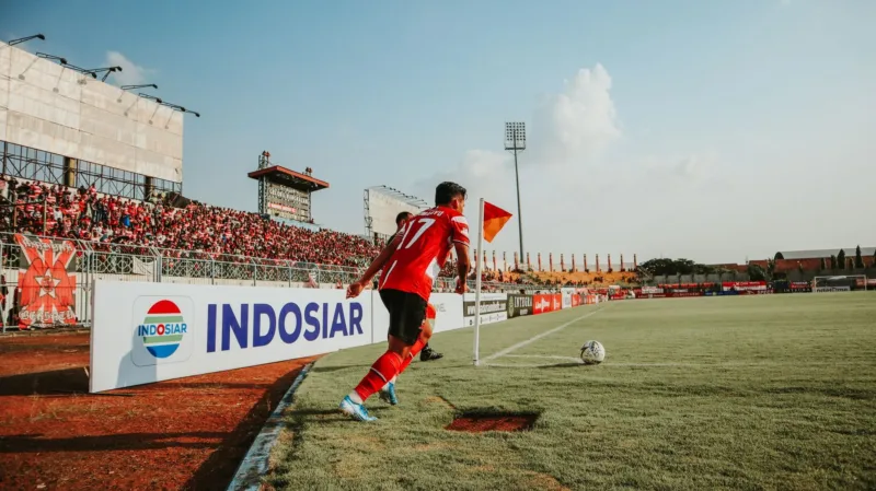 Jersey ketiga Timnas Indonesia berwarna biru muda dengan motif geografis dan bunga melati produksi Kelme.