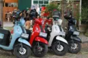 Sepeda motor pelanggan dipindahkan juru parkir ke pinggir jalan di Alfamidi Al Mubarok karena menolak membayar parkir.