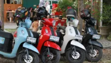 Sepeda motor pelanggan dipindahkan juru parkir ke pinggir jalan di Alfamidi Al Mubarok karena menolak membayar parkir.