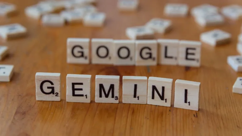 AI Gemini Google — Ilustrasi keamanan siber dan peretasan sistem digital perusahaan