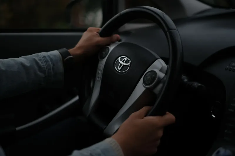 Kelebihan Hal Perlu — Eksterior Toyota Alphard G bekas tahun 2018 berwarna hitam yang terparkir di area terbuka.