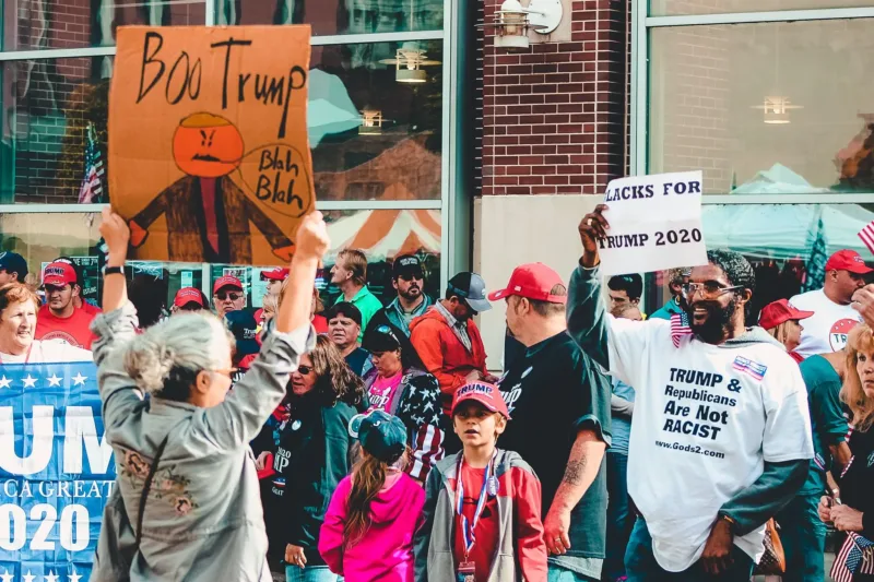 Donald Trump saat berbicara dalam sebuah acara yang membahas teknologi kecerdasan buatan.