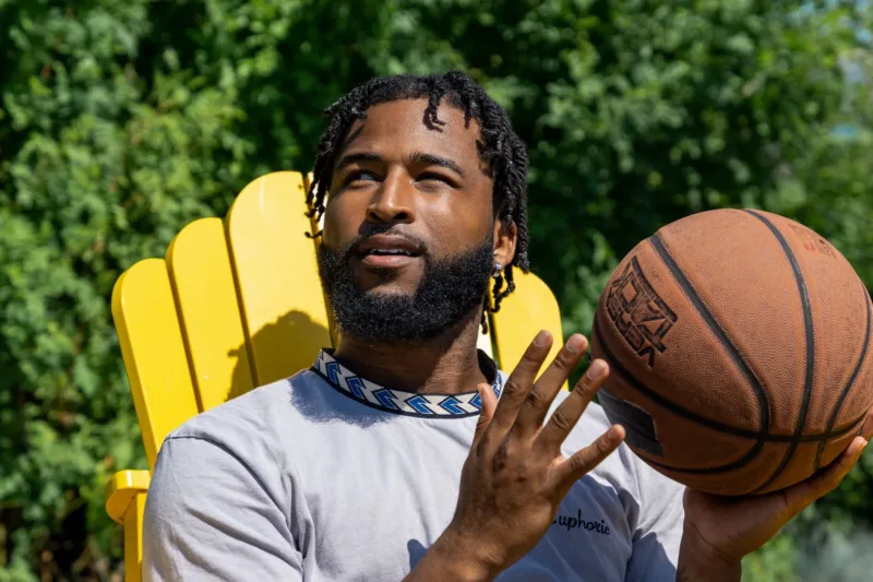 Cam Whitmore mengenakan seragam saat bergabung dengan Denver Nuggets melalui kontrak two-way.