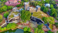 Presiden Prabowo Subianto berkomitmen menggratiskan biaya pendidikan negeri dari tingkat dasar hingga universitas.