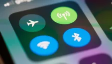 Pengguna iPhone harus mewaspadai celah keamanan saat terhubung ke jaringan Wi-Fi publik di tempat umum.