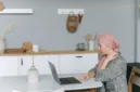 Duduk terlalu lama di depan laptop tanpa jeda dapat memicu berbagai risiko kesehatan serius bagi pekerja.