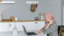 Duduk terlalu lama di depan laptop tanpa jeda dapat memicu berbagai risiko kesehatan serius bagi pekerja.