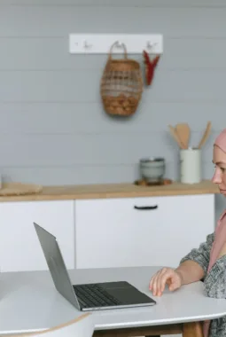 Risiko Kesehatan Akibat Terlalu Lama Duduk di Depan Laptop