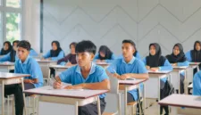 Masyarakat lokal Karimunjawa menginisiasi metode belajar bahasa Inggris melalui eksplorasi alam untuk memperkuat kemandirian generasi muda.