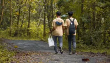 USM dan alumni SMAN 2 Sragen menyalurkan bantuan air bersih kepada warga Desa Ngrombo yang terdampak kekeringan.