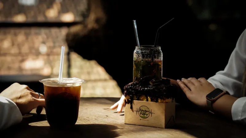 minum manis — Segelas es teh manis dengan es batu di atas meja saat cuaca panas