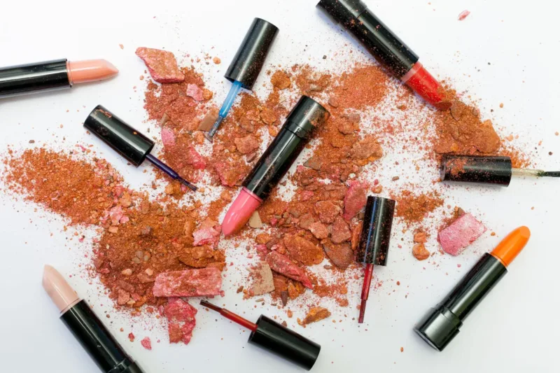 Rebranding Viva Cosmetics — Viva Cosmetics memperkenalkan identitas visual baru dan kampanye Glowing Bersamamu dalam strategi rebranding.