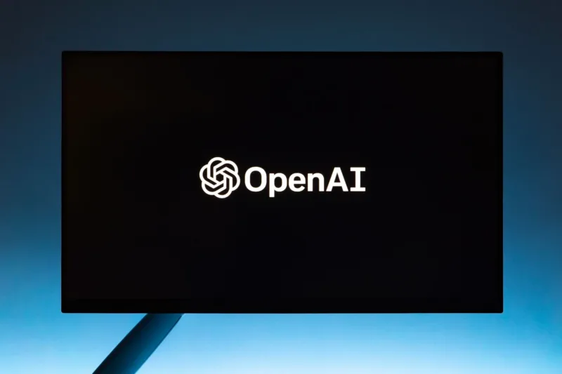 Antitrust AI — Ilustrasi logo perusahaan teknologi besar seperti Anthropic, OpenAI, Google, dan SpaceX dalam konteks hukum.