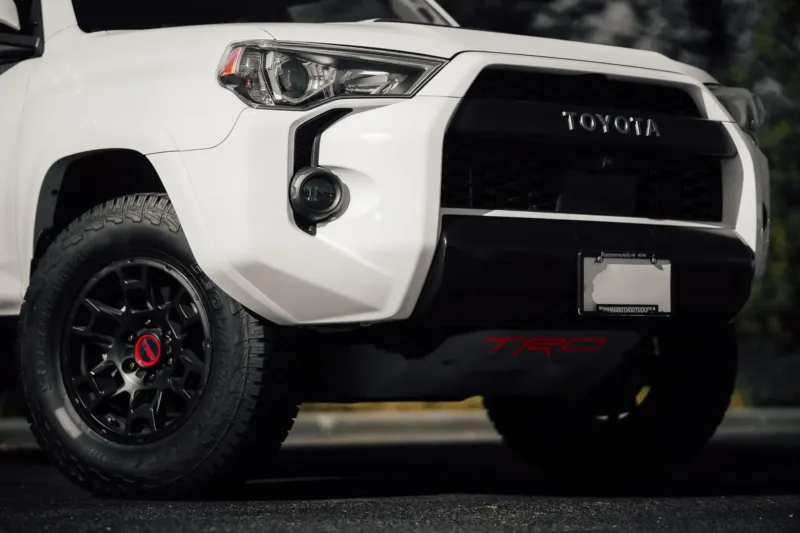 Tampilan eksterior mobil bekas Toyota Rush TRD Sportivo 2021 berwarna putih yang terparkir.