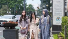 Koleksi busana sarimbit bertema Tahta Pesona Raya resmi diperkenalkan dalam acara puncak GRANDE 2027 di Bandung.