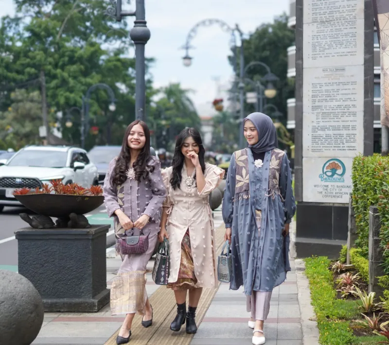 Model memperagakan busana koleksi sarimbit terbaru bertema Tahta Pesona Raya dalam acara GRANDE 2027 di Bandung.