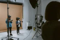 Transformasi Hiburan — Ilustrasi transformasi digital dalam industri hiburan dengan perangkat modern dan konten streaming