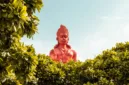 Film biopik Hanuman Ansh yang mengisahkan kehidupan Baba Neem Karoli berhasil meraih pendapatan signifikan di box office.