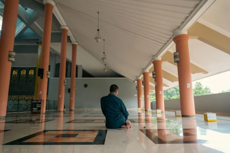 Ilustrasi jam digital dan kaligrafi masjid sebagai penanda waktu salat di wilayah Yogyakarta