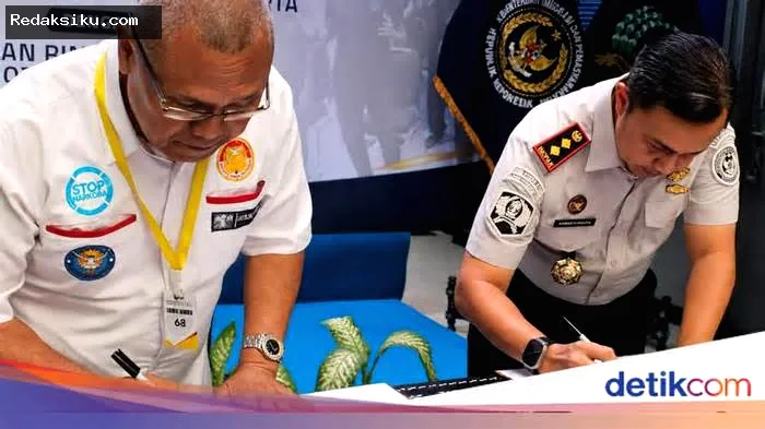 Napi Lapas Karawang dan TNI Garap Lahan Kodim untuk Tanam Jagung Napi Lapas Karawang dan TNI Garap Lahan Kodim untuk Tanam Jagung